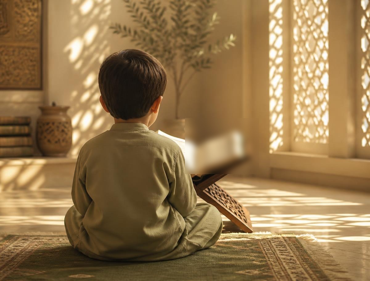 Enfant vu de dos, assis en tailleur devant un livre ouvert sur un rehal en bois, lumière dorée à travers un moucharabieh